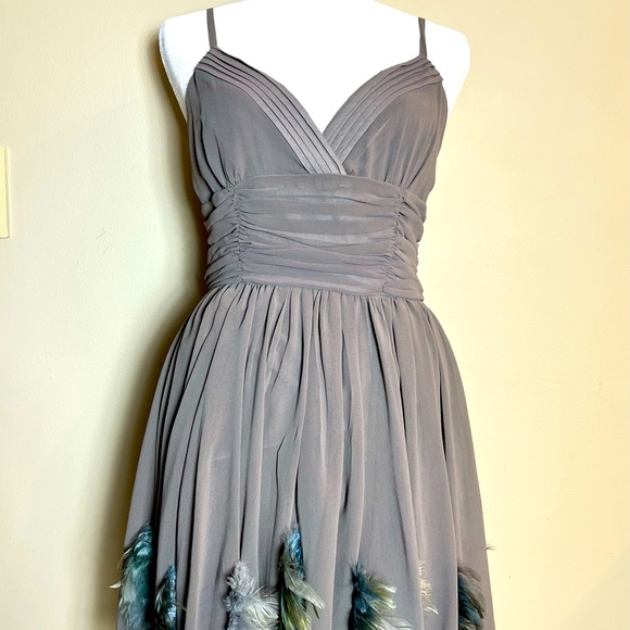 Gray TWELVE by TWELVE Short Dress W Blue Gray Feathers on Skirt! Size 4 - Picture 2 of 13